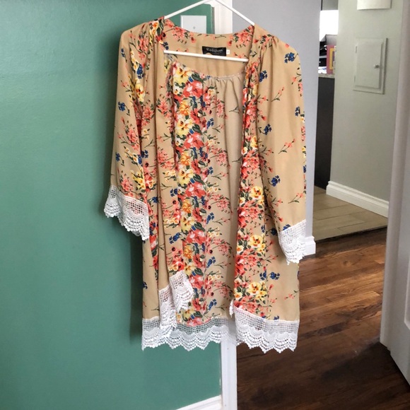 Tops - Floral kimono with lace detail